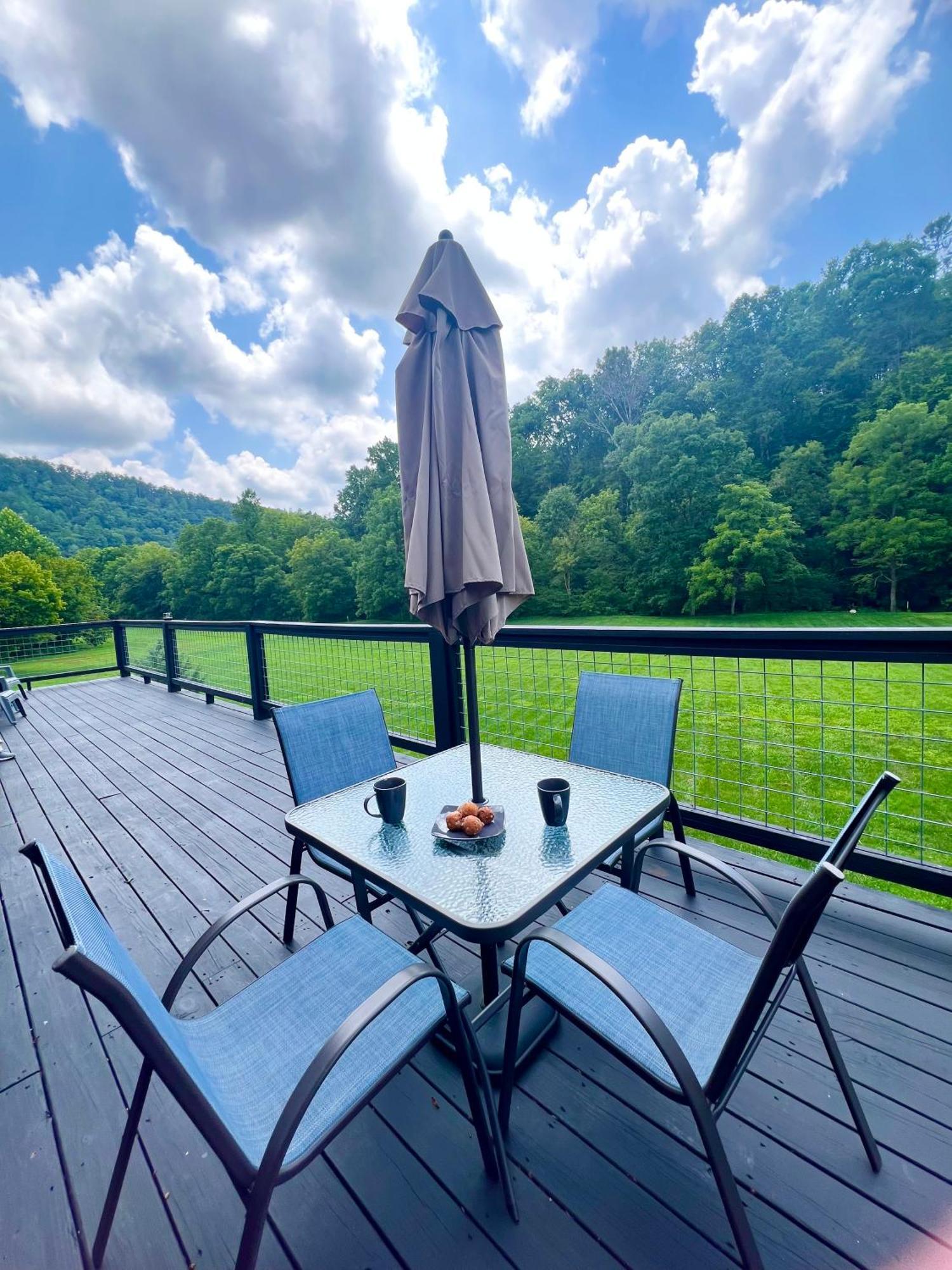 Casa vacanze Firefly Fields 2-acres With Guest House, Game Room, Mountain & River Views