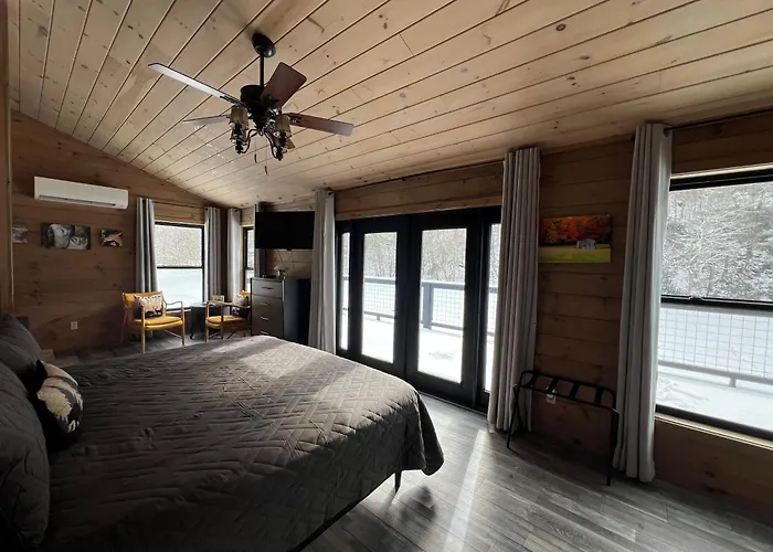 Firefly Fields 2-Acres With Guest House, Game Room, Mountain & River Views