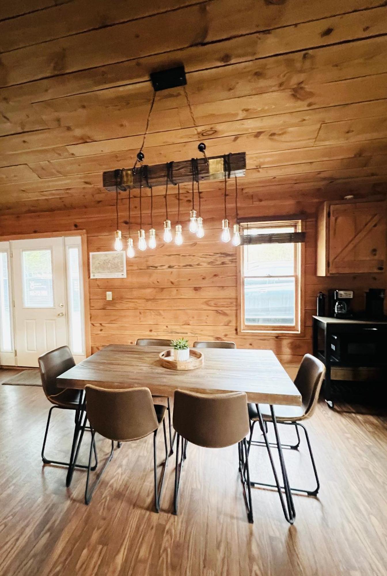 Firefly Fields 2-acres With Guest House, Game Room, Mountain & River Views Hébergement de vacances *