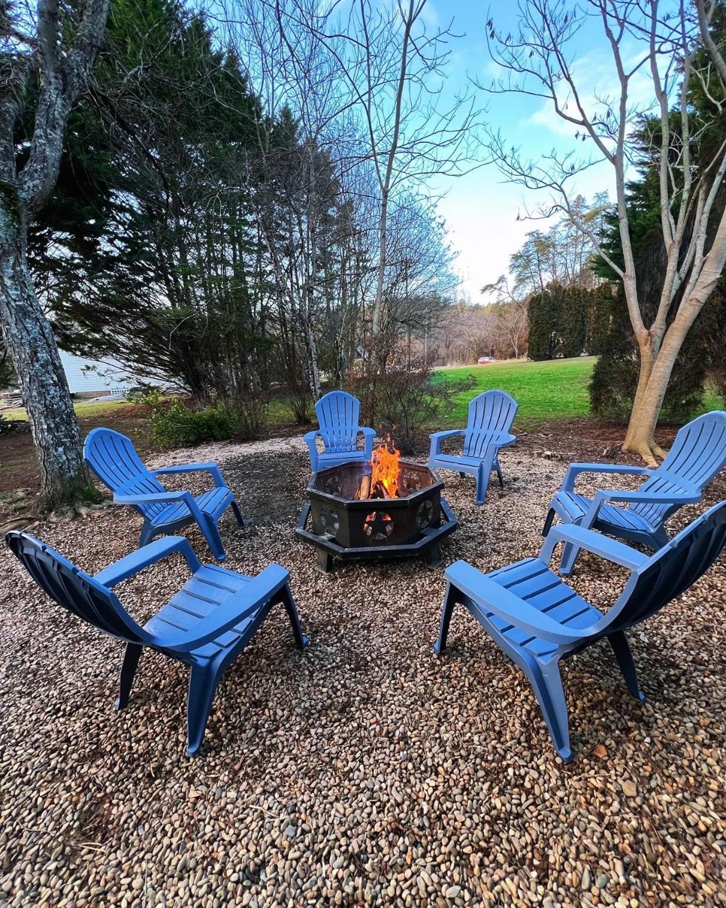 Firefly Fields 2-acres With Guest House, Game Room, Mountain & River Views Hébergement de vacances *