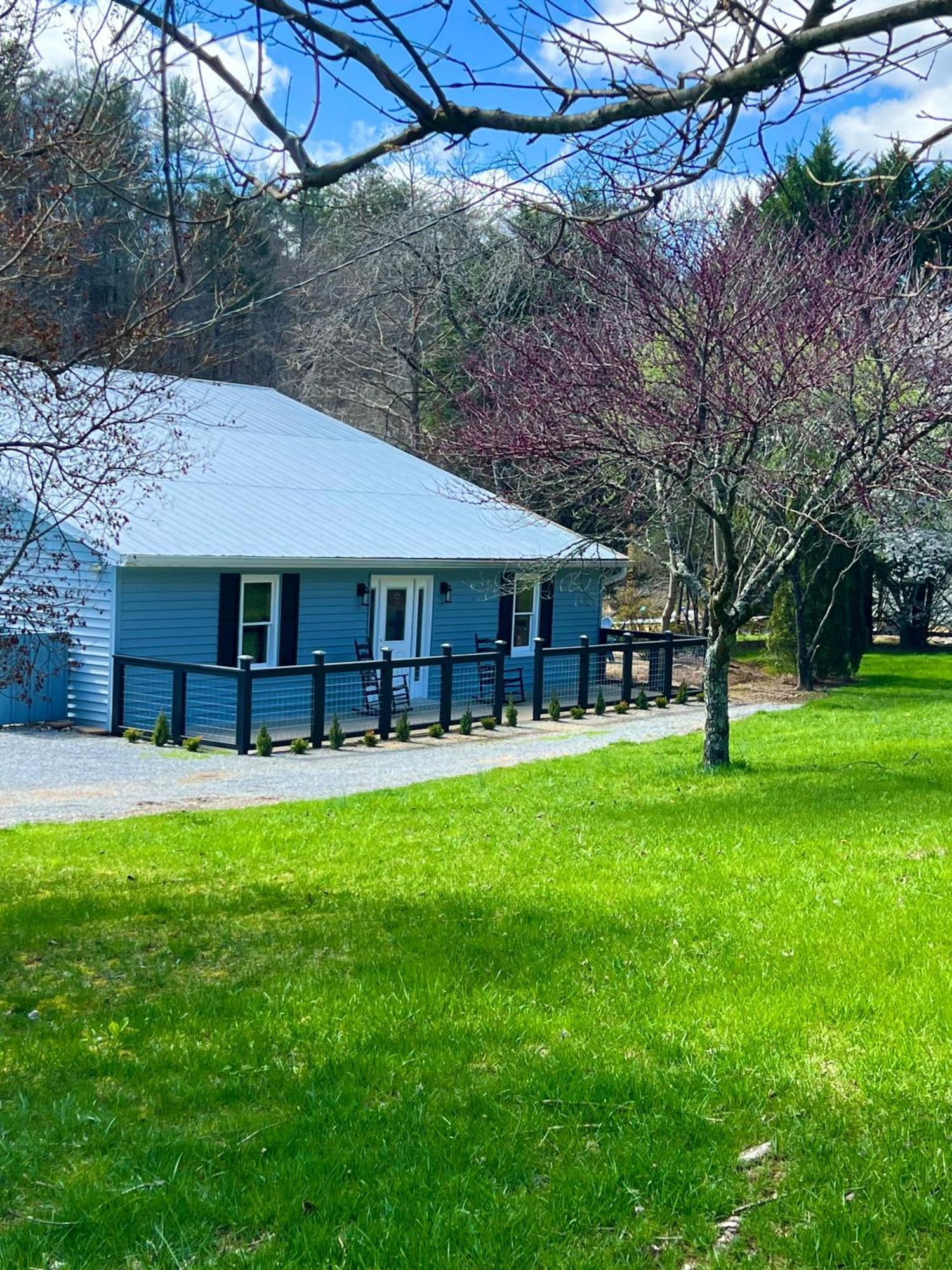 Hébergement de vacances Firefly Fields 2-acres With Guest House, Game Room, Mountain & River Views
