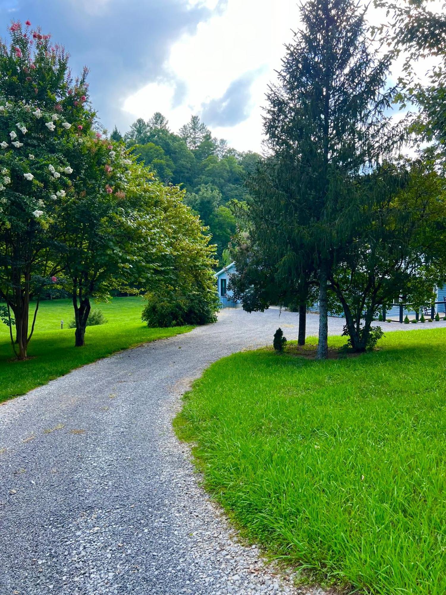 Hébergement de vacances Firefly Fields 2-acres With Guest House, Game Room, Mountain & River Views