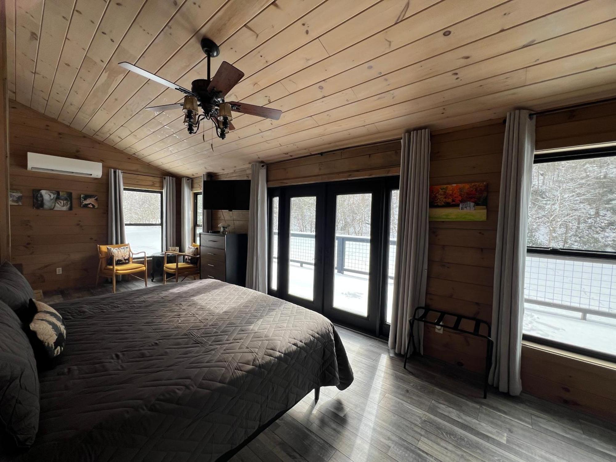 Firefly Fields 2-acres With Guest House, Game Room, Mountain & River Views Hébergement de vacances