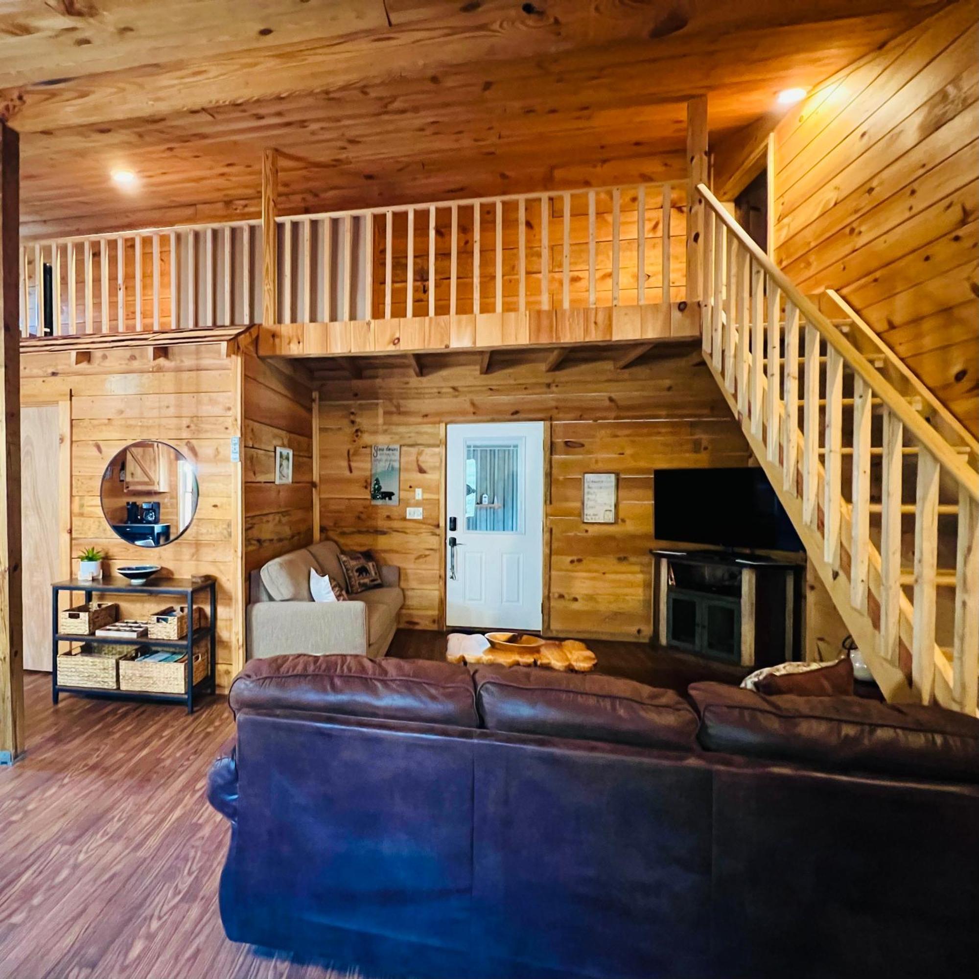 Firefly Fields 2-acres With Guest House, Game Room, Mountain & River Views Hébergement de vacances *