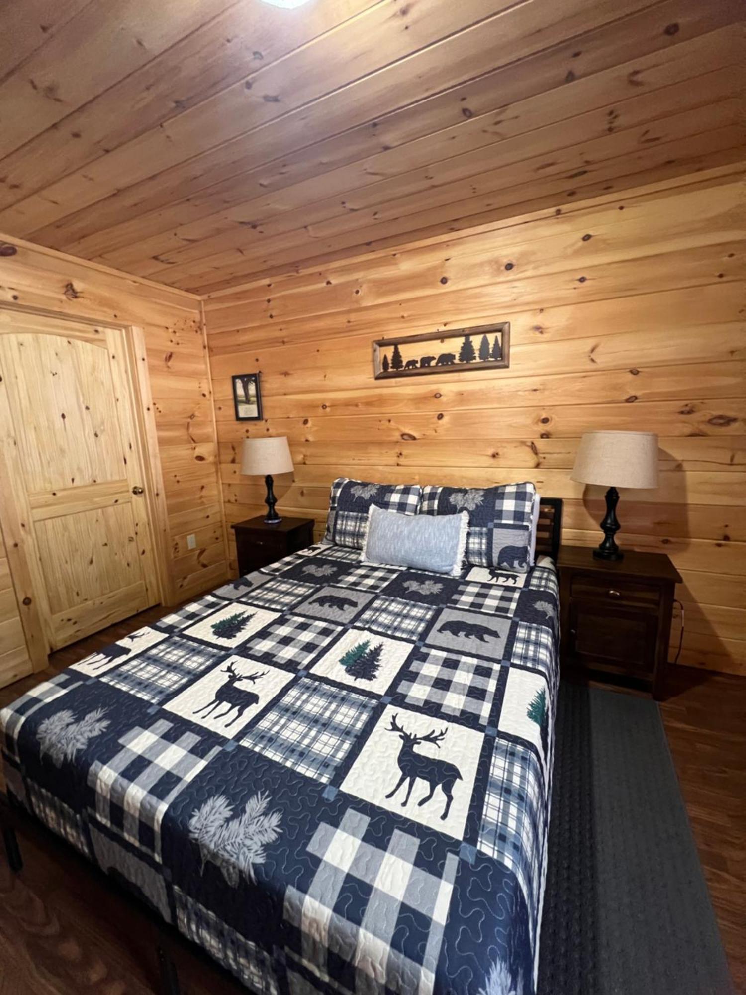 Hébergement de vacances Firefly Fields 2-acres With Guest House, Game Room, Mountain & River Views *