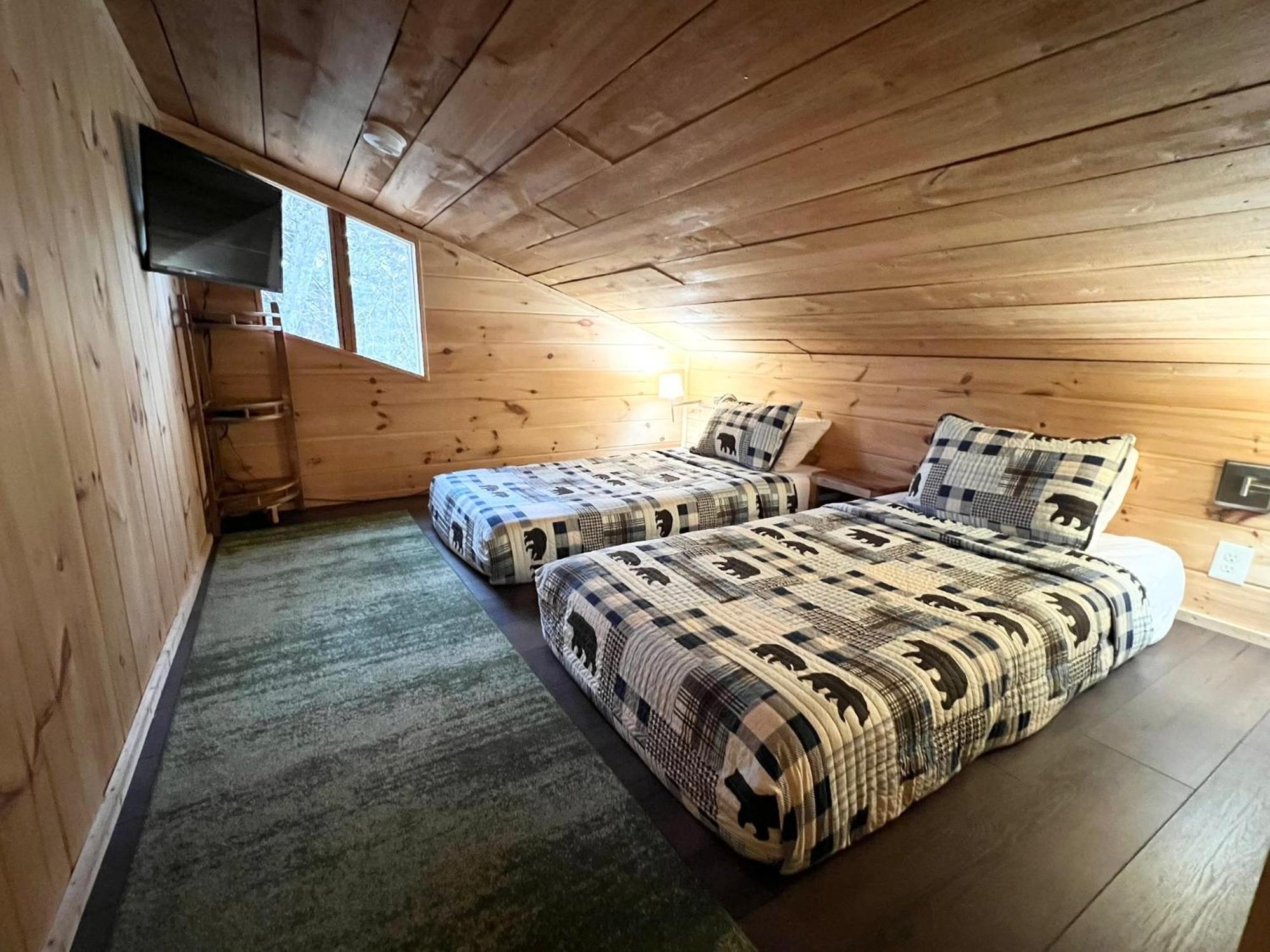 Firefly Fields 2-acres With Guest House, Game Room, Mountain & River Views Hébergement de vacances *