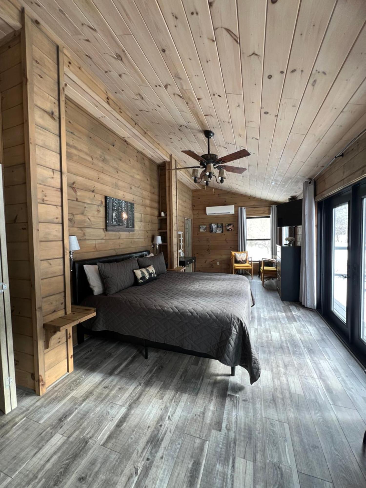 Hébergement de vacances Firefly Fields 2-acres With Guest House, Game Room, Mountain & River Views *