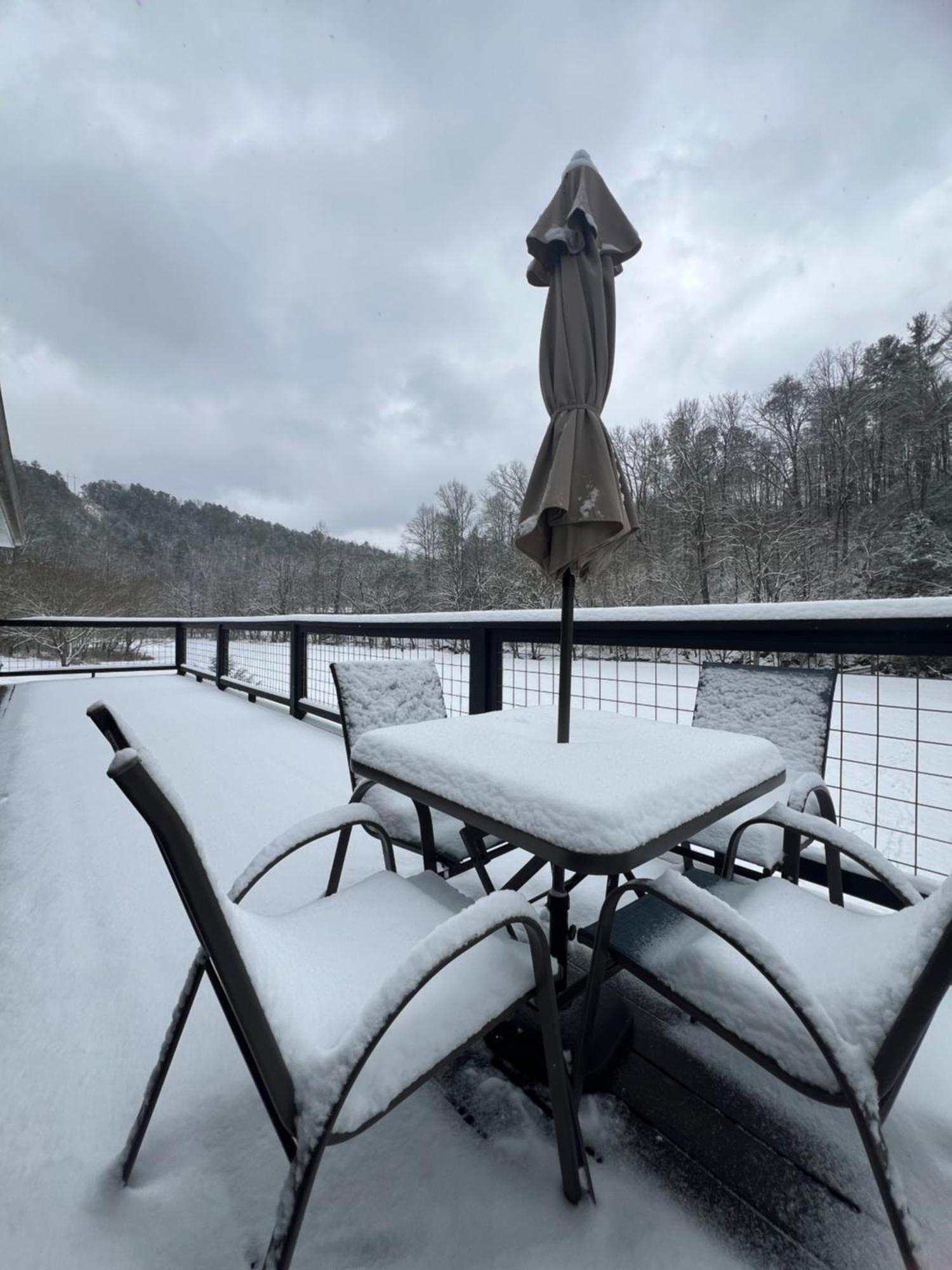 Firefly Fields 2-acres With Guest House, Game Room, Mountain & River Views Hébergement de vacances